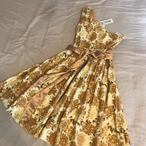 One-shoulder dress with gold flowers